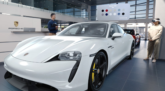 PorscheのショールームでApple Vision Proを装着したお客様が、スポーツカーの3Dプロジェクションを見ながら社員と会話している