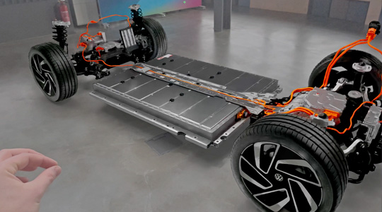 車のドライブトレインの3Dプロジェクションを、ピンチのジェスチャーで操作している