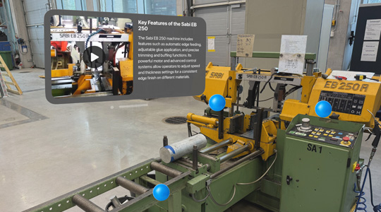 倉庫内の大型機械に、「Key Features of the Sabi EB 250」と書かれた3Dプロジェクションが表示されている