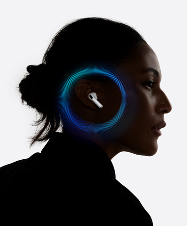 ホワイトのAirPods Pro 3を装着した人物の右横顔