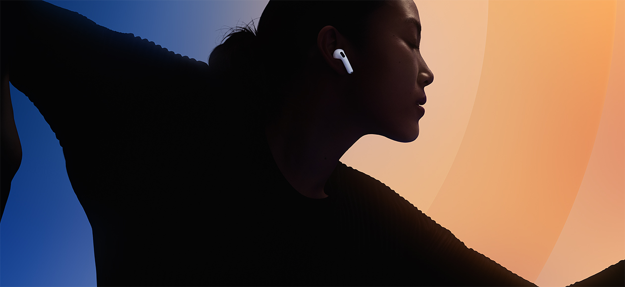 彩色背景展示人物剪影，耳中配戴白色 AirPods 5
