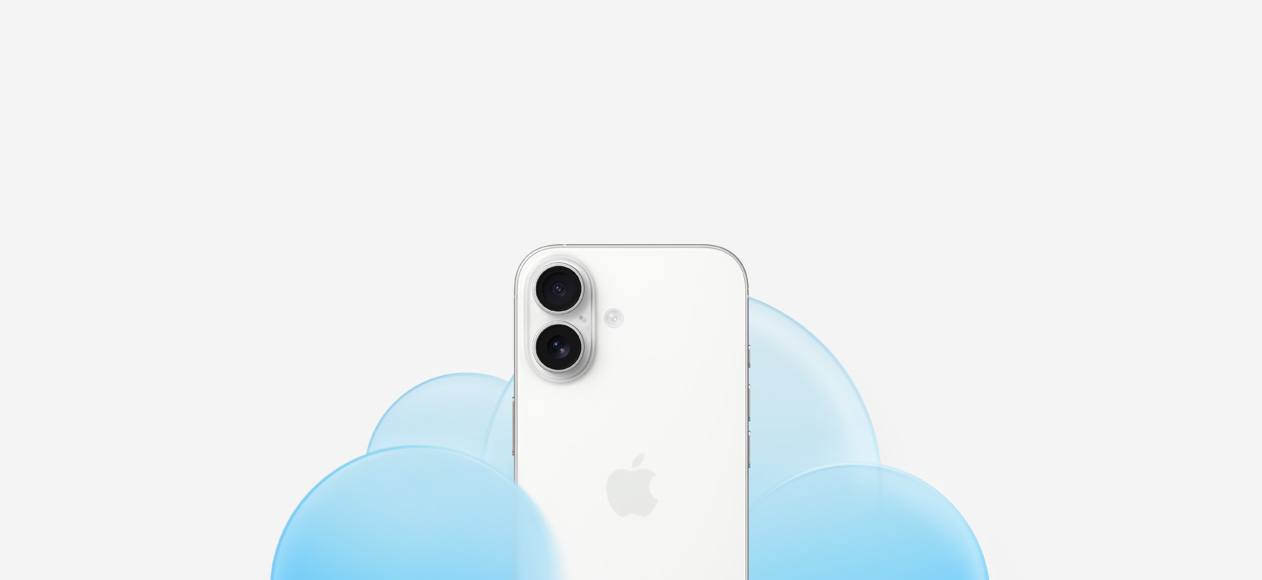 iPhone 17 bianco mostrato da dietro, doppia fotocamera Fusion, sullo sfondo una nuvola azzurra