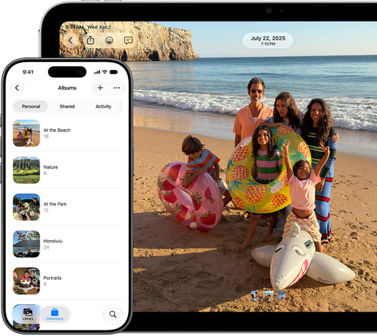 En iPhone-skjerm viser en liste over fotoalbum i Personlig-fanen i Albumer. En iPad-skjerm viser et bilde av en familie på stranden i fullskjermmodus.