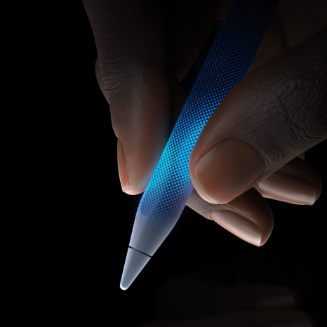 Lateral do Apple Pencil Pro branco, perfil fino, empunhadura texturizada, uma mão segurando com a ponta voltada para baixo, ilustrando a sensibilidade ao toque e a resposta tátil
