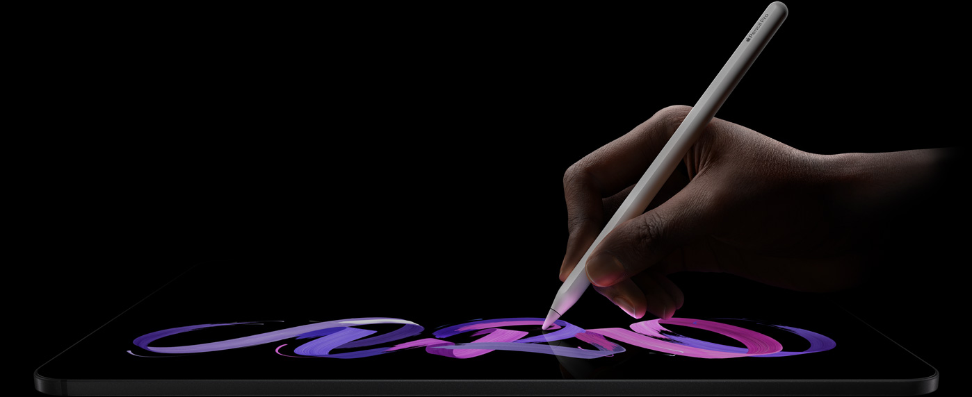 Parte da frente e lateral de um iPad Pro preto-espacial na horizontal, uma mão segura um Apple Pencil Pro branco e faz um desenho abstrato roxo e rosa na tela
