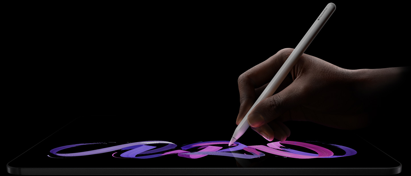 Parte da frente e lateral de um iPad Pro preto-espacial na horizontal, uma mão segura um Apple Pencil Pro branco e faz um desenho abstrato roxo e rosa na tela