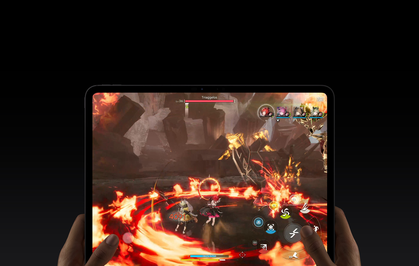 Parte da frente do iPad Pro na horizontal, com as mãos esquerda e direita segurando o aparelho, tela com borda preta mostrando o jogo Arknights: Endfield