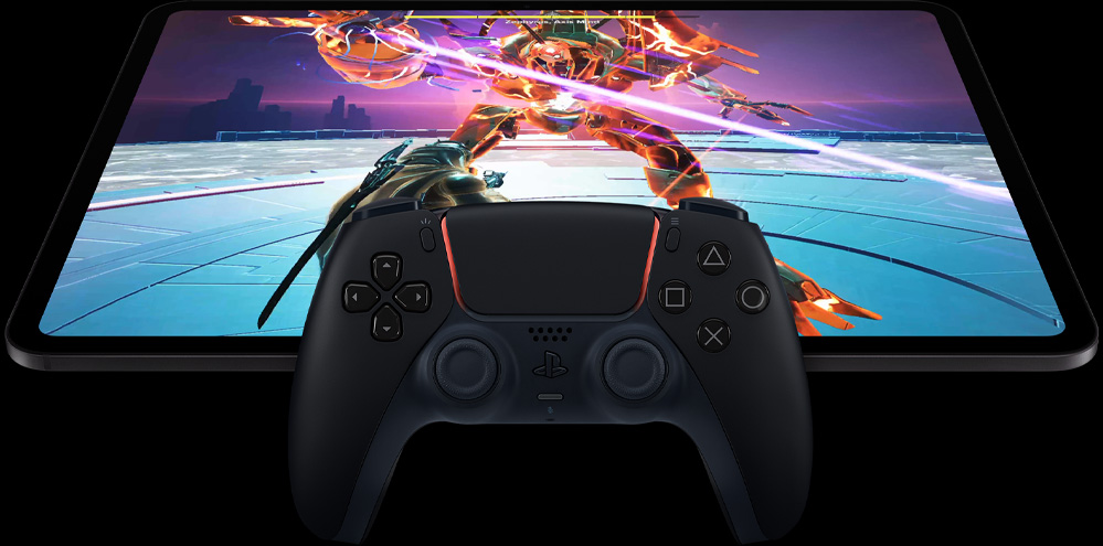 Controle sem fio do PlayStation sobre um iPad Pro preto-espacial na horizontal, mostrando na tela um jogo com um robô futurista empunhando uma espada laser rosa brilhante