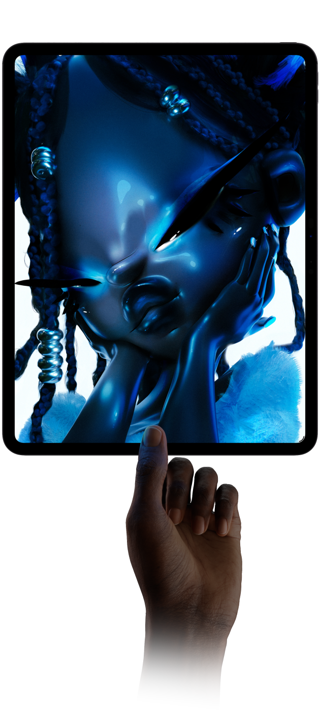 Parte da frente do iPad Pro preto-espacial na vertical, tela com arte digital de um personagem futurista com pele azul e cabelo trançado, mão segurando o iPad Pro na parte inferior entre o polegar e o indicador para mostrar o design fino