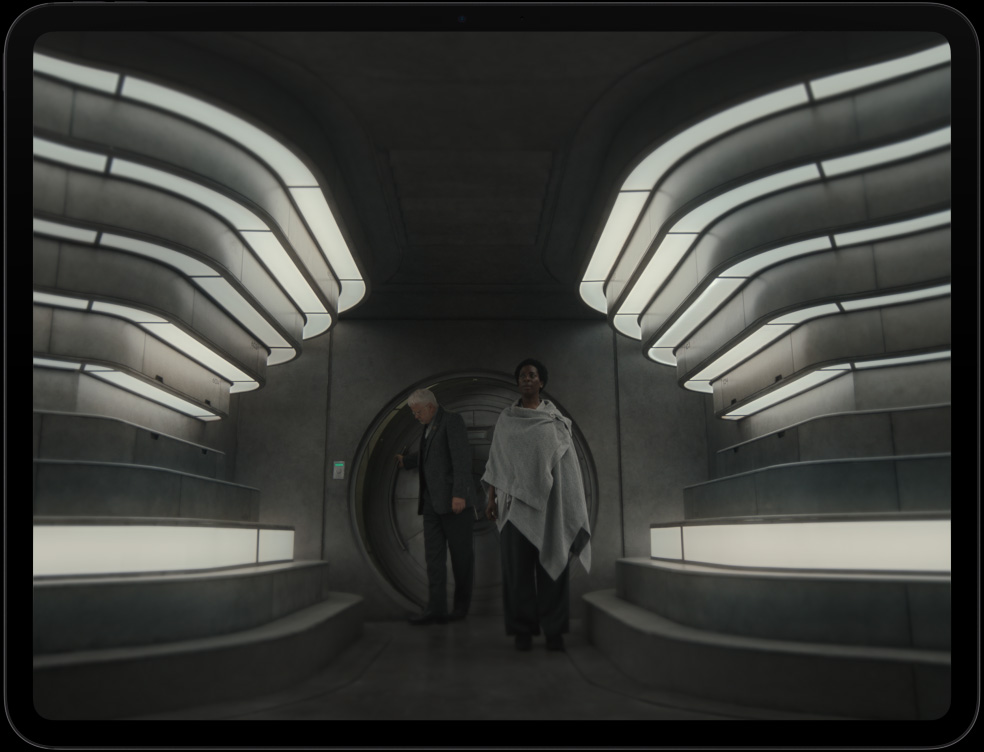 iPad Pro, tela com imagem de duas pessoas entrando em um interior futurista na série Silo do Apple TV+