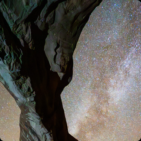 Tela do iPad Pro mostrando a fotografia de uma formação rochosa em frente a um céu estrelado