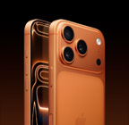 „iPhone 17 Pro“, kosminės oranžinės spalvos, galinė pusė iš kampo, „Pro Fusion“ pagrindinė kamera viršutinėje dalyje, kameros valdymo mygtukas, priekis su visą ekraną užimančiu dizainu, veiksmo ir garsumo mygtukai