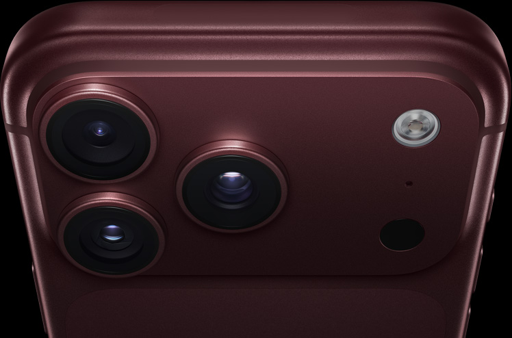 iPhone 18 Pro borgogna mostrato parzialmente da dietro, sistema di fotocamere Pro nell’angolo in alto a sinistra, tre obiettivi, microfono, flash
