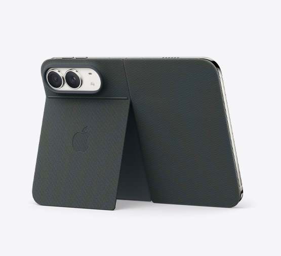 iPhone Duo, warna Putih Star White, ditopang dengan Folio Biru Navy dengan Penyangga, terbuka sepenuhnya secara horizontal, eksterior belakang menampilkan kamera belakang Dual Fusion 48 MP, dua lensa