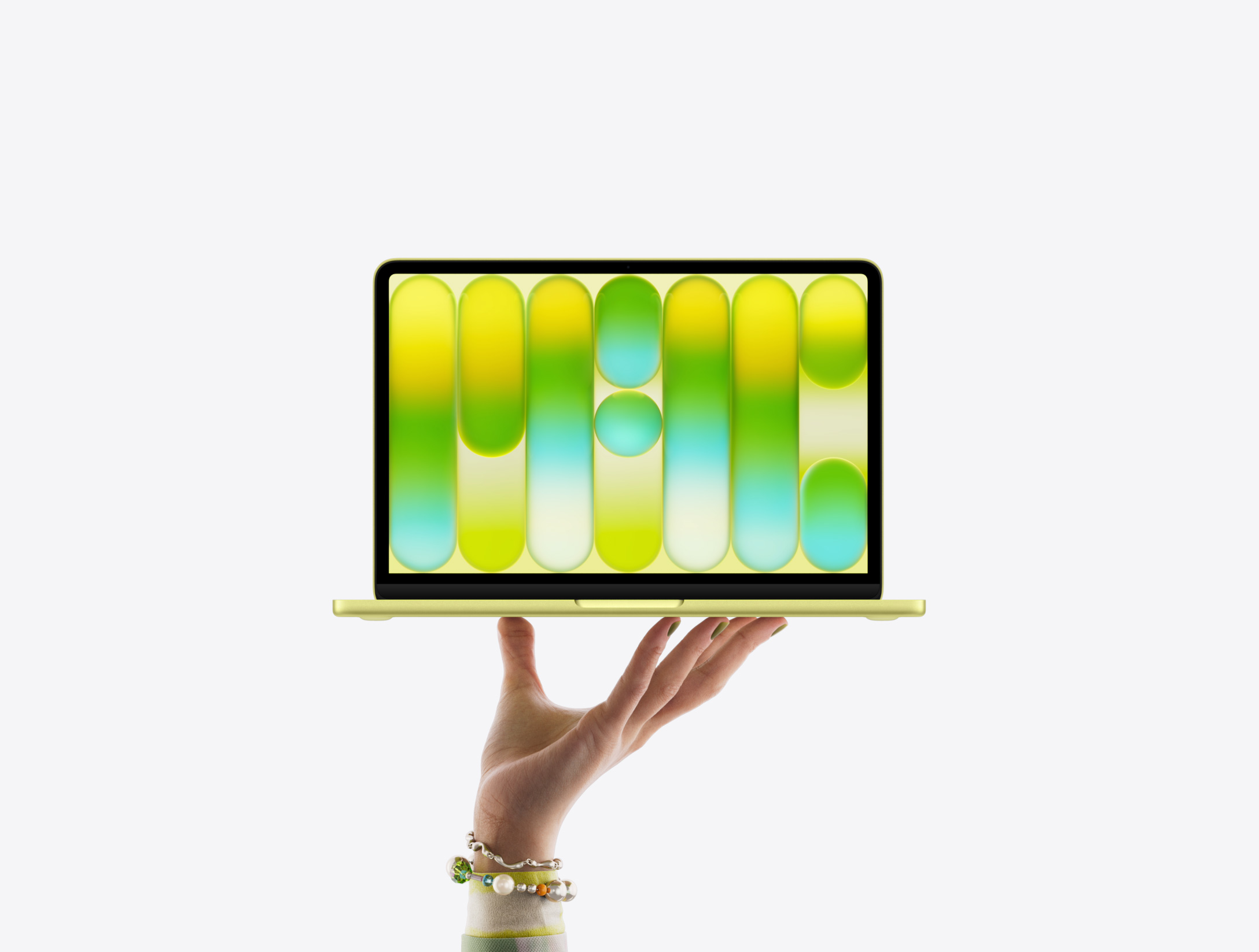 橘黃色 MacBook&nbsp;Neo，穩放於張開的手指之上，螢幕顯示多彩的抽象圖案