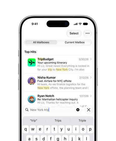 iPhone 17 Pro i silver, på skärmen visas ett urval av mejl som hittats med sökorden ”New York trip”