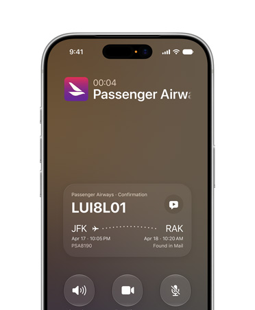 iPhone 17 Pro i silver som visar Siri AI-funktionen för Call Context. Bokningsuppgifter för en flygresa visas på en skärm under ett samtal.