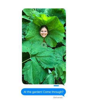 Das Display zeigt ein Foto von einer Person in einer Grünpflanze, das in Nachrichten verschickt wird, mit einer Sendeanzeige, die den Fortschritt anzeigt. Unter dem Bild steht die gesendete Nachricht: „Bin im Garten! Komm hinten rum!“?