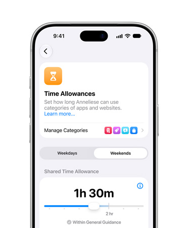 Tela do iPhone 17 Pro prateado mostra as opções Limites de Tempo e Horários do Tempo de Uso nos Ajustes para autorizar tempo e categorias de mídia para a criança