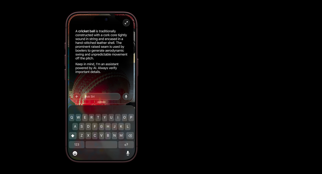 バーガンディのiPhone 18 Proの画面。カメラアプリのSiriモードが、クリケットボールの写真と、クリケットボールに関するSiri AIの詳しい回答を表示している。「Siriに頼む」の入力ボックスが見えている