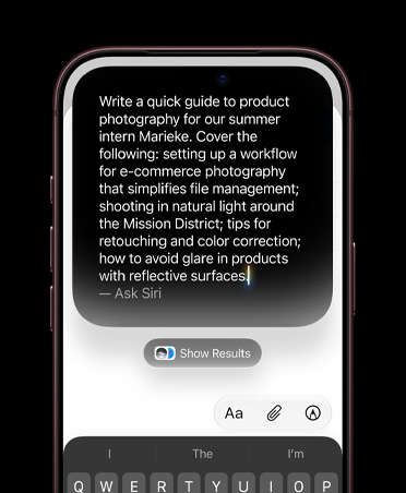 「Write with Siri」機能を使って下書きを作成するためにタイプ入力された詳細なプロンプトがiPhoneの画面に表示されている