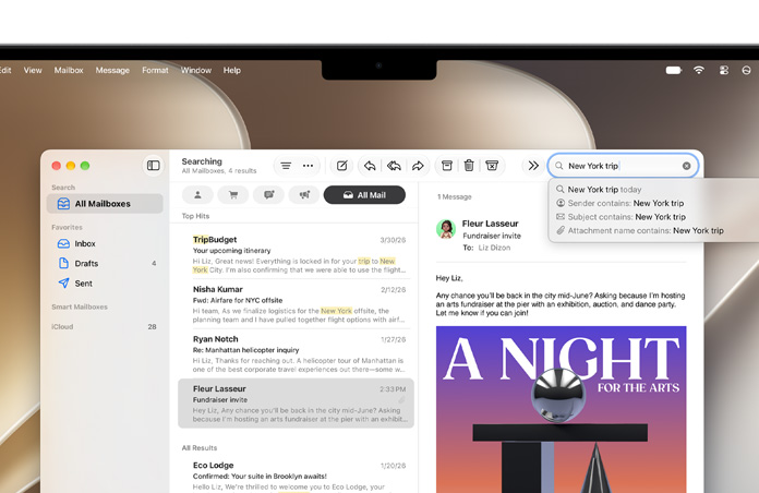 MacBook 화면에 열려 있는 Mail 앱에 뉴욕 여행 관련 이메일이 나열된 모습. 각 이메일에서 뉴, 욕, 여행이라는 단어가 노란색으로 하이라이트되어 있습니다
