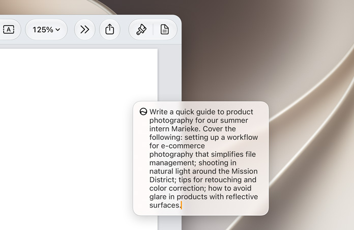 MacBookの画面。名称未設定の書類の上に、新しいチームメンバーに写真のワークフローについて説明する「Edit with Siri 」のボックスが浮かんでいる